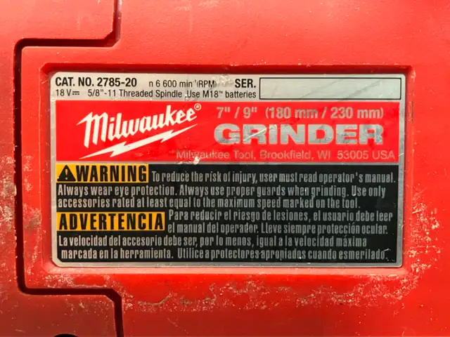 Milwaukee 7"/9" Grinder with Battery and Charger in Other in Oakville / Halton Region - Image 4