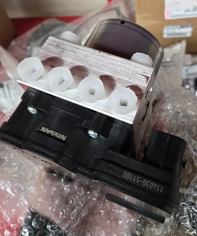 Actuator & Ecu Assembly Anti-Skid - 2018-2019 Nissan Pathfinder in Other Parts & Accessories in Yarmouth - Image 3