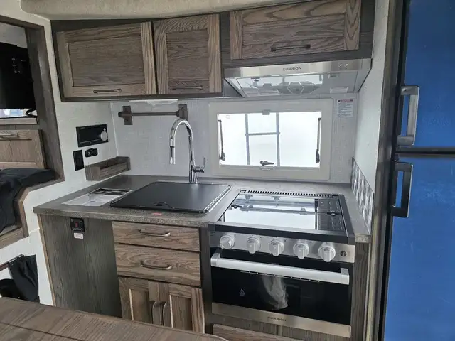 2026 Northern Lite Limited Edition 8-11EXLEDB Face-to-Face Dinet in Travel Trailers & Campers in Penticton - Image 11