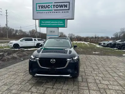 Experience the pinnacle of sophisticated SUV performance and fuel efficiency with this nearly new 20...