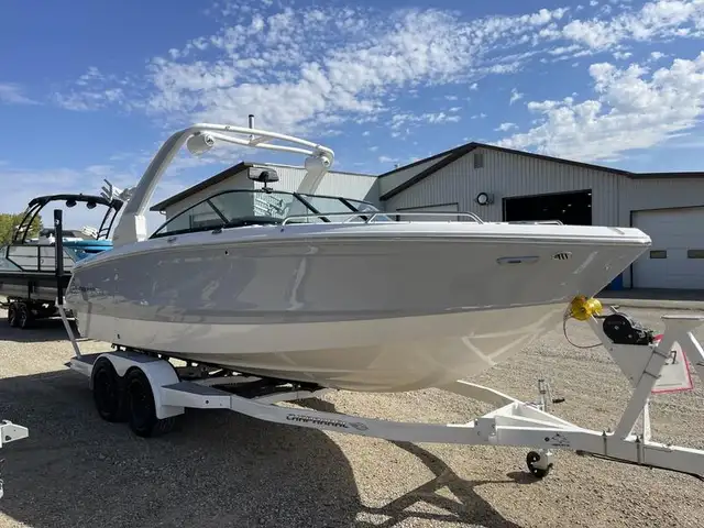 2023 Chaparral 26 Surf - LOADED! Only 22 Hours! in Powerboats & Motorboats in Saskatoon - Image 9