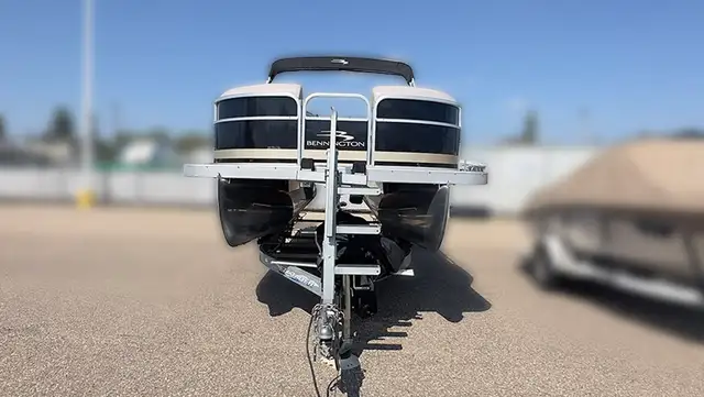 2010 Bennington 2275 GSI used pontoon boat in Powerboats & Motorboats in Prince Albert - Image 3