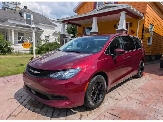 2023 Chrysler Grand Caravan SXT, FWD, ONE-OWNER, CLEAN CARFAX, H