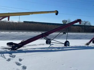 EASY VEY 831 CONVEYOR STOCK # A117049 8 INCH TUBE 31 FEET LONG HYRAULICS RAN OFF TRACTOR BELT IN GOO...