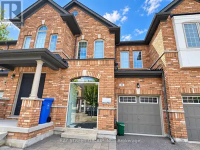 Welcome to 32 Capreol Avenue, located in the desirable Aurora community. This beautiful and well-mai...
