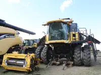 PARTING OUT - New Holland CR970 Combine (Parts & Salvage)