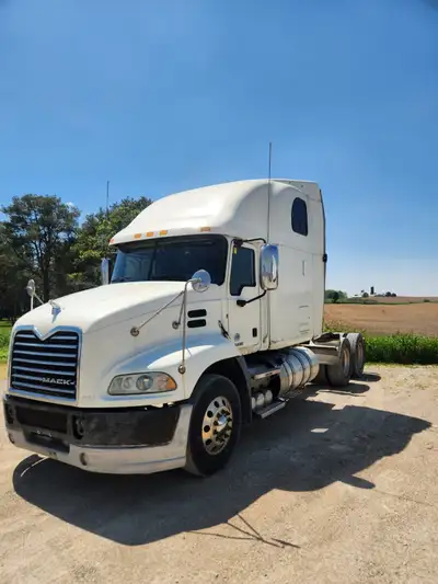 2013 MACK CXU BUNK TRUCK, MACK MP8 445HP@1500RPM, MACK M-DRIVE AUTOMATIC TRANSMISSION. 1576345KM. DI...
