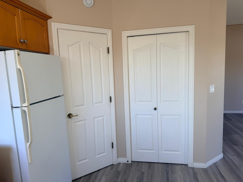Beautiful Tri- Building in Lacombe! One of a Kind Home! 4