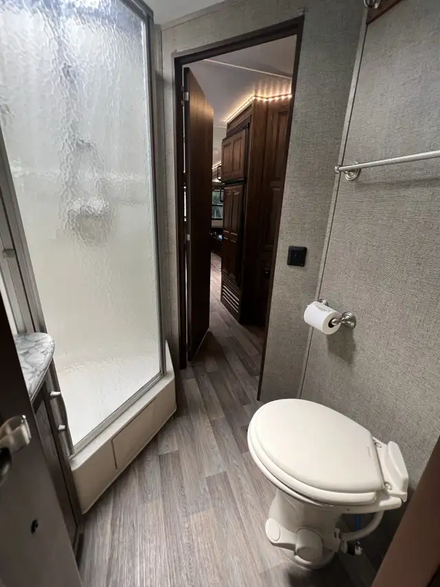 2017 KEYSTONE COUGAR 327RESWE (FINANCING AVAILABLE) in Travel Trailers & Campers in Strathcona County - Image 16