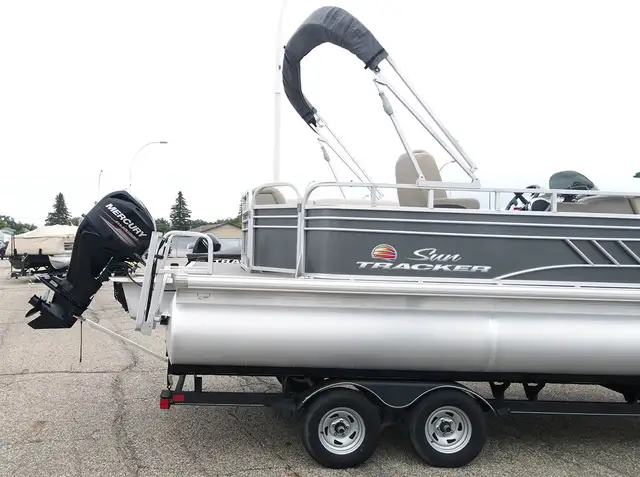 2020 Sun Tracker Party Barge 20 DLX -used pontoon boat in Powerboats & Motorboats in Prince Albert - Image 9