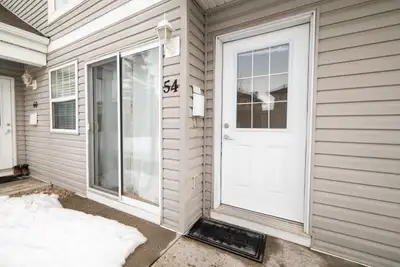 2 Bedroom Condo in Ellerslie! Insuite Laundry!