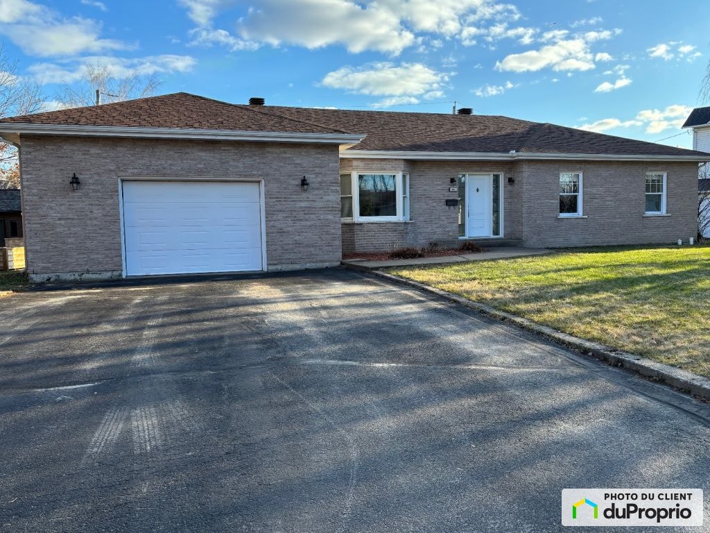 $495,000 - Bungalow for sale in Louiseville — photo 1