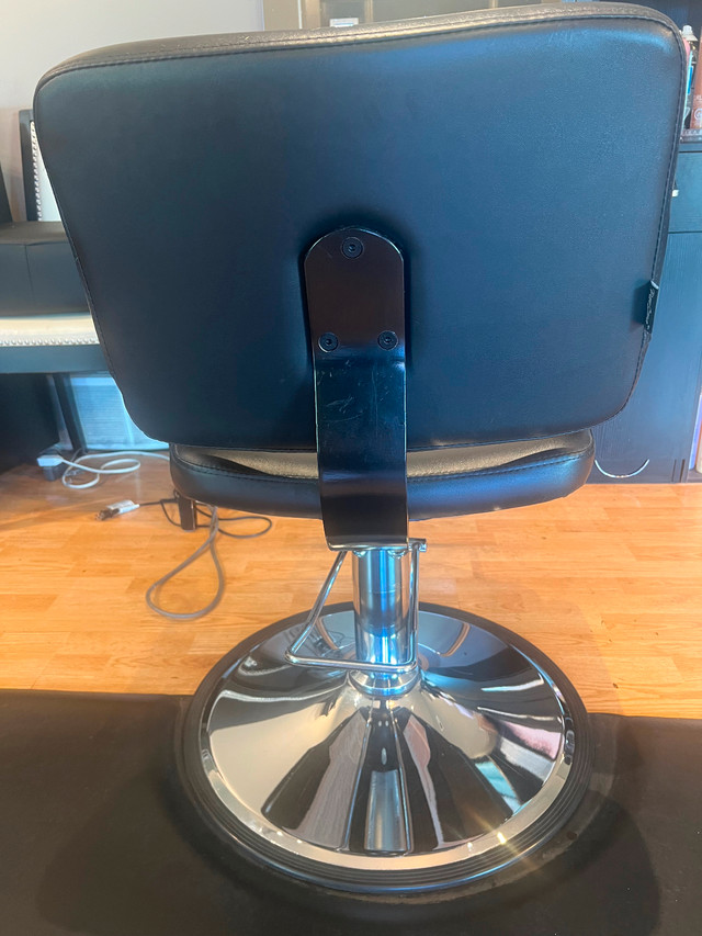 Hairstyling foot pump chair in Other in Moose Jaw - Image 2