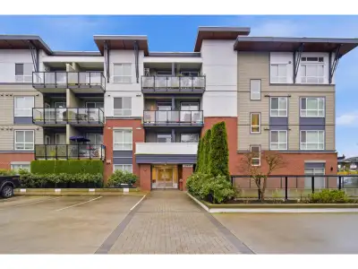 Ready to Sell! Yale Bloc 3 is a modern boutique condo community in the heart of Clayton. This bright...