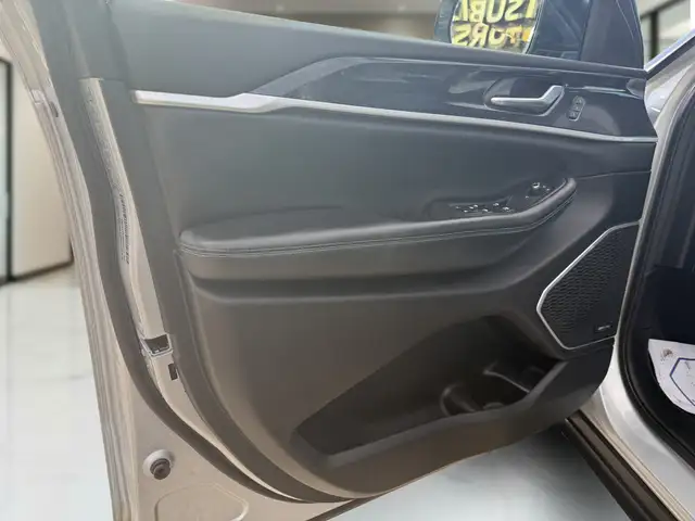 2022 Jeep Grand Cherokee Trailhawk in Cars & Trucks in Oakville / Halton Region - Image 11