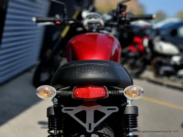 2017 Triumph Street Twin Cranberry Red in Street, Cruisers & Choppers in Oshawa / Durham Region - Image 16