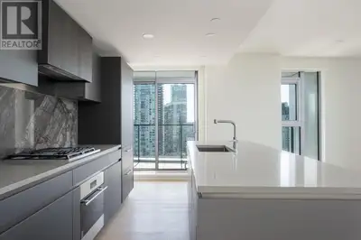 1902 889 PACIFIC STREET Vancouver, British Columbia