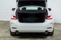 *English below* *Français:* Cette BMW 330i xDrive 2023, affichant seulement 18 146 km, provient d'un... (image 7)