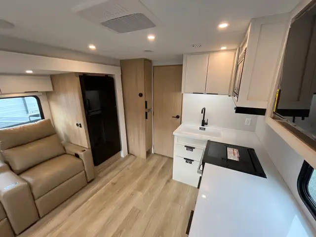 2026 Winnebago THRIVE in Travel Trailers & Campers in Terrace - Image 11