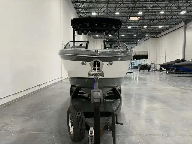 2026 Cobalt Boats R6 Surf in Powerboats & Motorboats in Saskatoon - Image 4