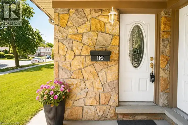136 JANSEN Avenue Kitchener, Ontario in Long Term Rentals in Kitchener / Waterloo - Image 2