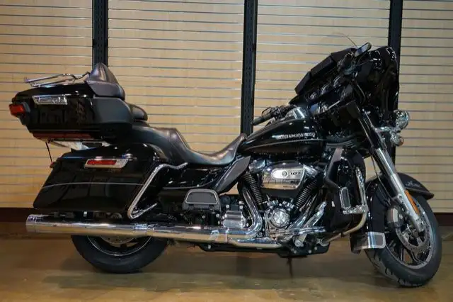 2017 Harley-Davidson Touring FLHTCU - Electra Glide Ultra Classi in Sport Touring in Medicine Hat - Image 3