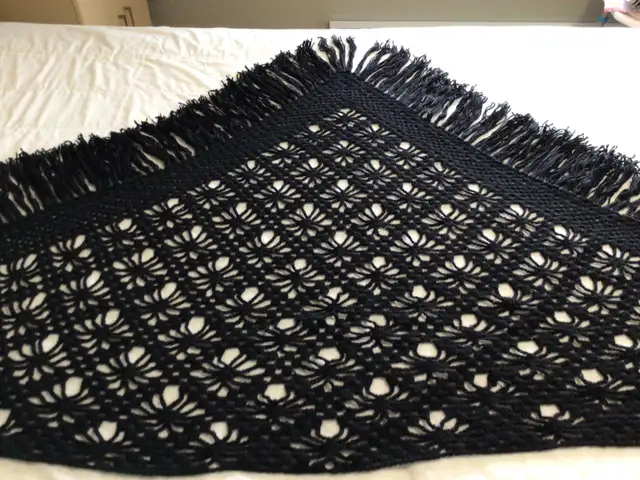 Châles fait à la main avec du matériel neuf in Women's - Dresses & Skirts in Trois-Rivières - Image 5