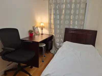 Beautiful environment and cozy small bedroom located at Erin Mills / Highway 403, walking distance t...