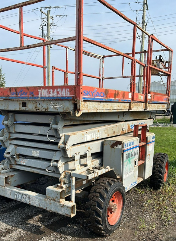 Skyjack SJ8841RT and SJ6826RT Scissor Lifts Heavy Equipment