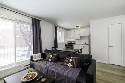 Appartement 3 et demi dans un immeuble situé à un coin de rue de la 1ère avenue et à proximité de la...