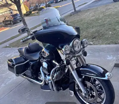 2015 HD Road King, amazing condition. $13,500 please contact ASAP!