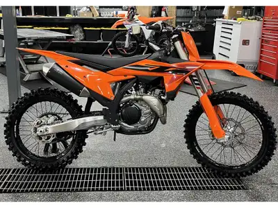 2025 KTM 450 SX-F KTM 450 SX-F 2025 Les photos peuvent être à titre indicatif et sans inscription. L...