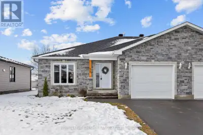 Welcome to 52 Adam Street in St-Albert, built in 2022! This modern semi-detached bungalow is designe...