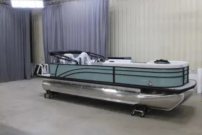 Harris Cruiser 230 FCL 325Invite your friends waterskiing, take the kids for a sun-soaked day of cru...