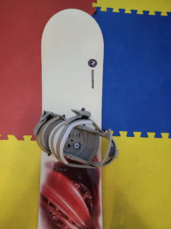 ROSSIGNOL Diva Snowboard 155 cm with Lamar bindings (large) in Other in Calgary - Image 3