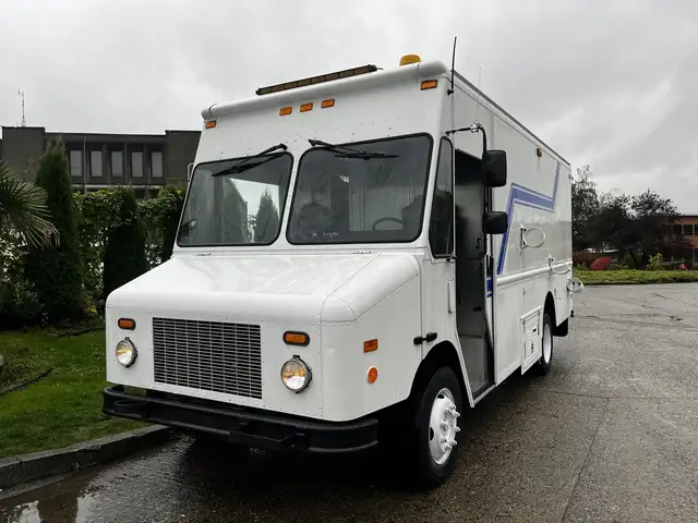 2005 Morgan Olson Workhorse 14 Foot Step Van with Shelving in Heavy Trucks in City of Montréal - Image 5