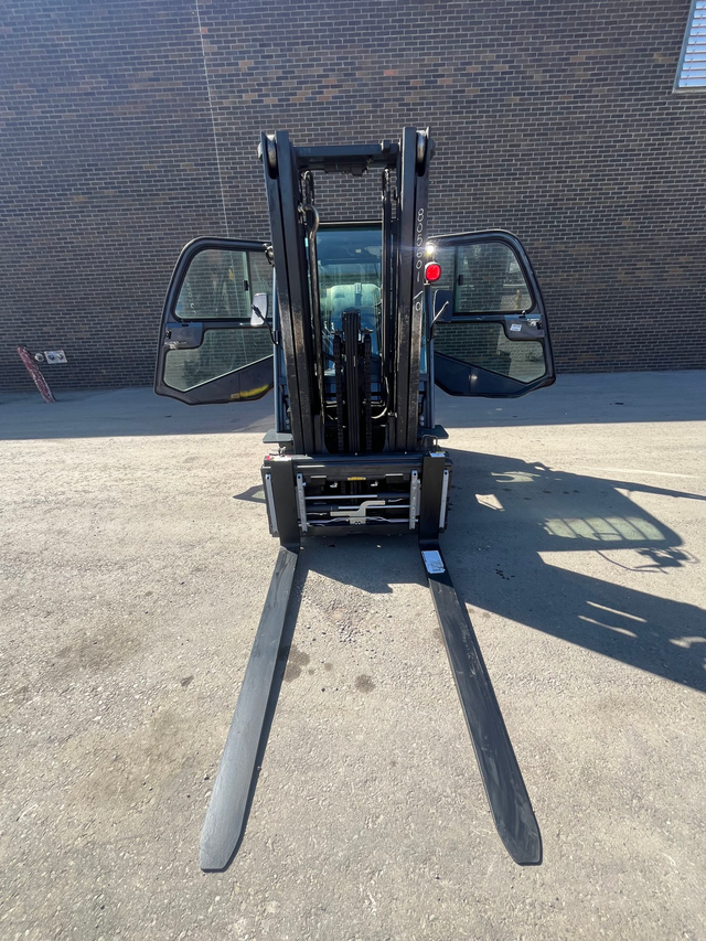 Toyota 8000lbs CAP LPG Forklift  Heated Cab & Fork-Positioner in Heavy Equipment in Mississauga / Peel Region - Image 4