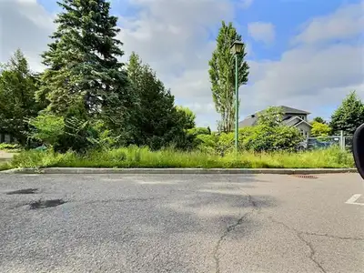 Emplacement de choix, magnifique terrain boisé dans le secteur du Plateau. Près du parc Méridien et...