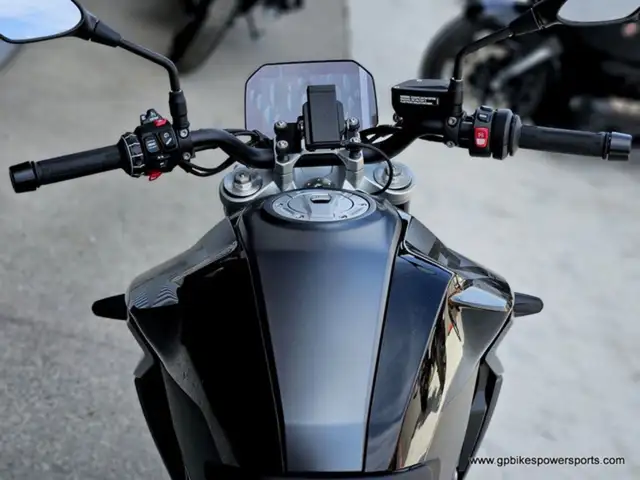 2026 BMW F 900 R Triple Black in Sport Touring in Oshawa / Durham Region - Image 8