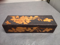 Decorative wood box (carved) / Boîte en bois décorative (sculpté