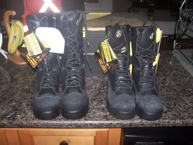 Men's Work Safety Boots, Steel Toe, Black, Brand New, Size 6 in Men's Shoes in Hamilton - Image 5
