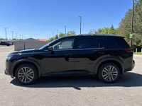 // ACCIDENT FREE!! // Meet the 2024 Nissan Pathfinder SL 4WD, a well-equipped used SUV built for bus... (image 9)