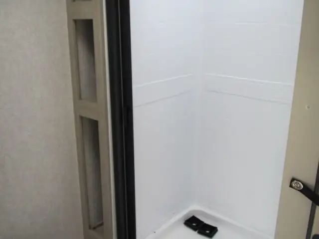 2026 EAST TO WEST DELLA TERRA 261RB-GREAT COUPLES LAYOUT!  in Travel Trailers & Campers in Ottawa - Image 26