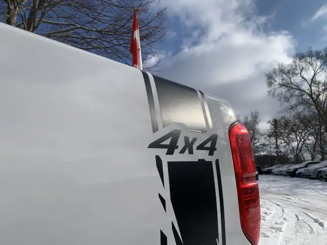 2012 NISSAN FRONTIER CREW 4X4 LOW KMS CERTIFIED in Cars & Trucks in Guelph - Image 16