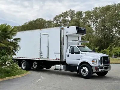Abenante Motor Group (SK) 2019 Ford F-750 Super Duty Air Brakes MAXON 5500lb Tailgate Folding Supra...