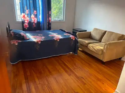 Une belle chambre à louer dans le secteur d'Anjou. Tout est copmpris dans le prix. Un lit double, fr...