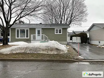 CHARMANTE MAISON à vendre à proximité de parcs, de la piste cyclable et d'école. Presqu'entièrement...