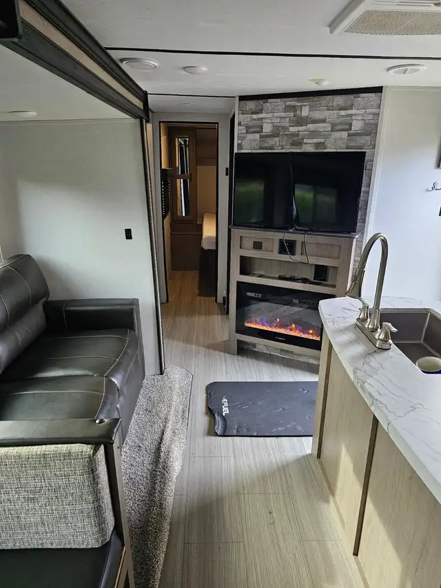 HIDEOUT RV 35 FT, 2021 Model / LEASE take over 365,- CAD mnth. in Travel Trailers & Campers in Terrace - Image 5