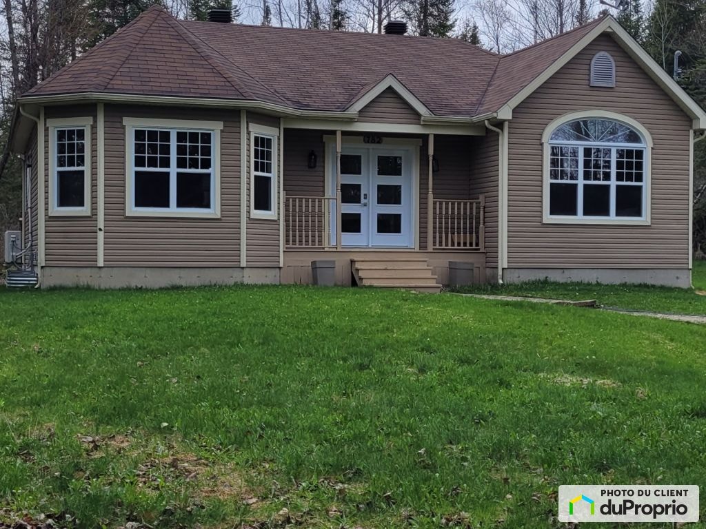 $699,900 - Bungalow for sale in Sherbrooke (St-Élie-d'Orford) — photo 1