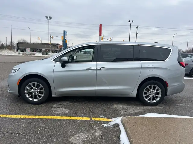 2023 Chrysler Pacifica Touring L AWD432920552402462728